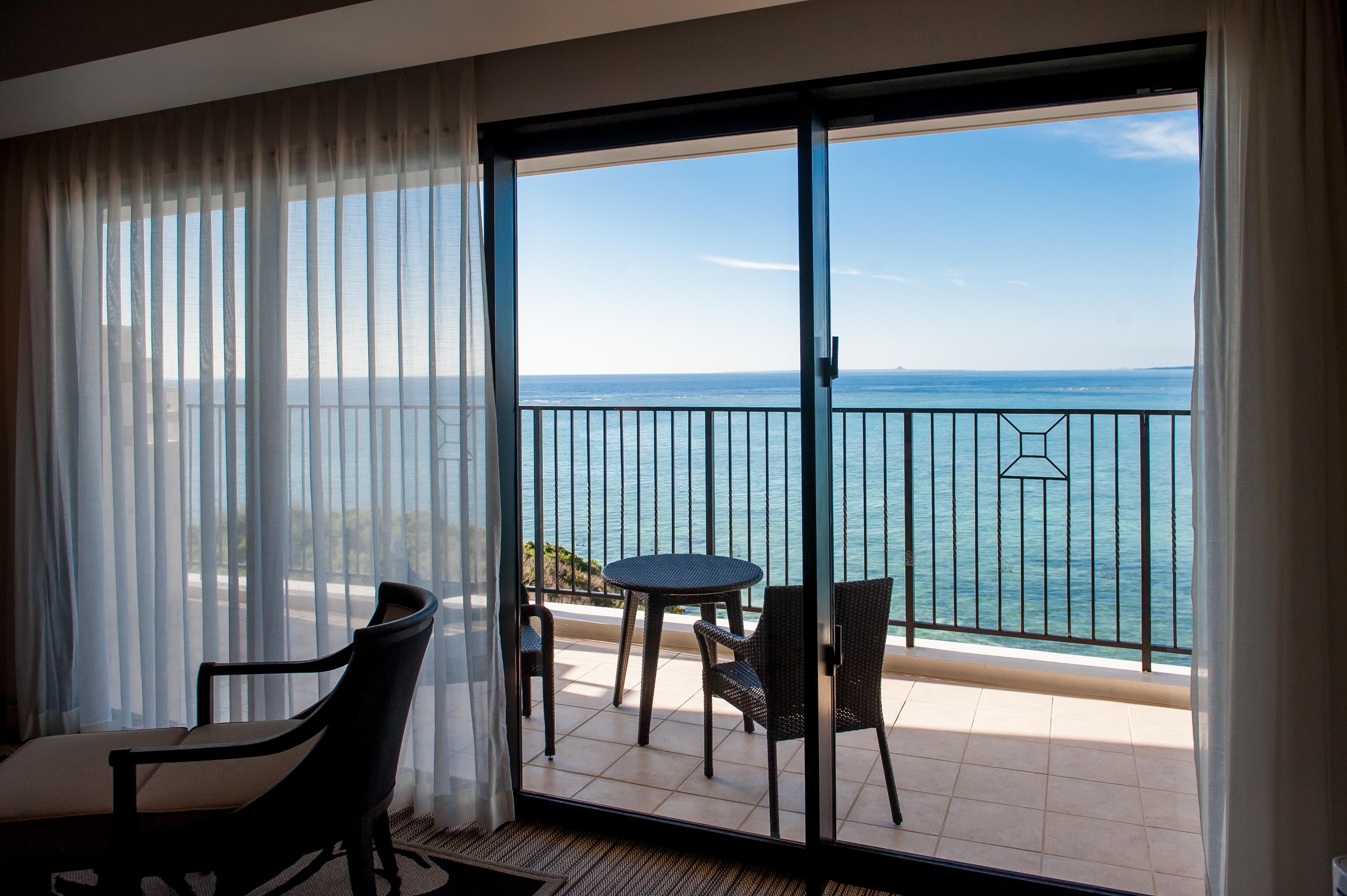Hotel Monterey Okinawa Spa & Resort Onna Eksteriør bilde A sliding door