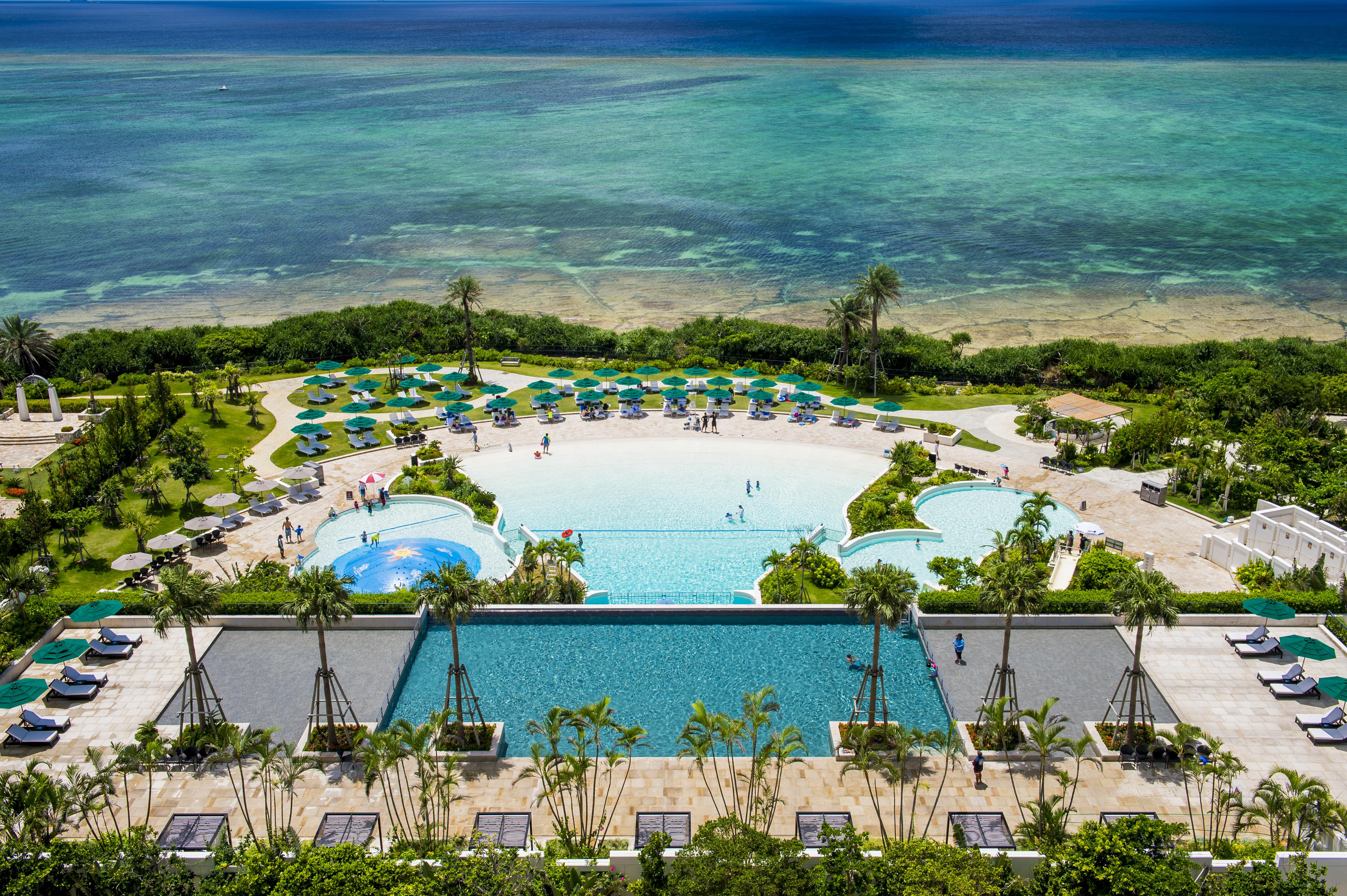 Hotel Monterey Okinawa Spa & Resort Onna Eksteriør bilde Aerial view of the pool