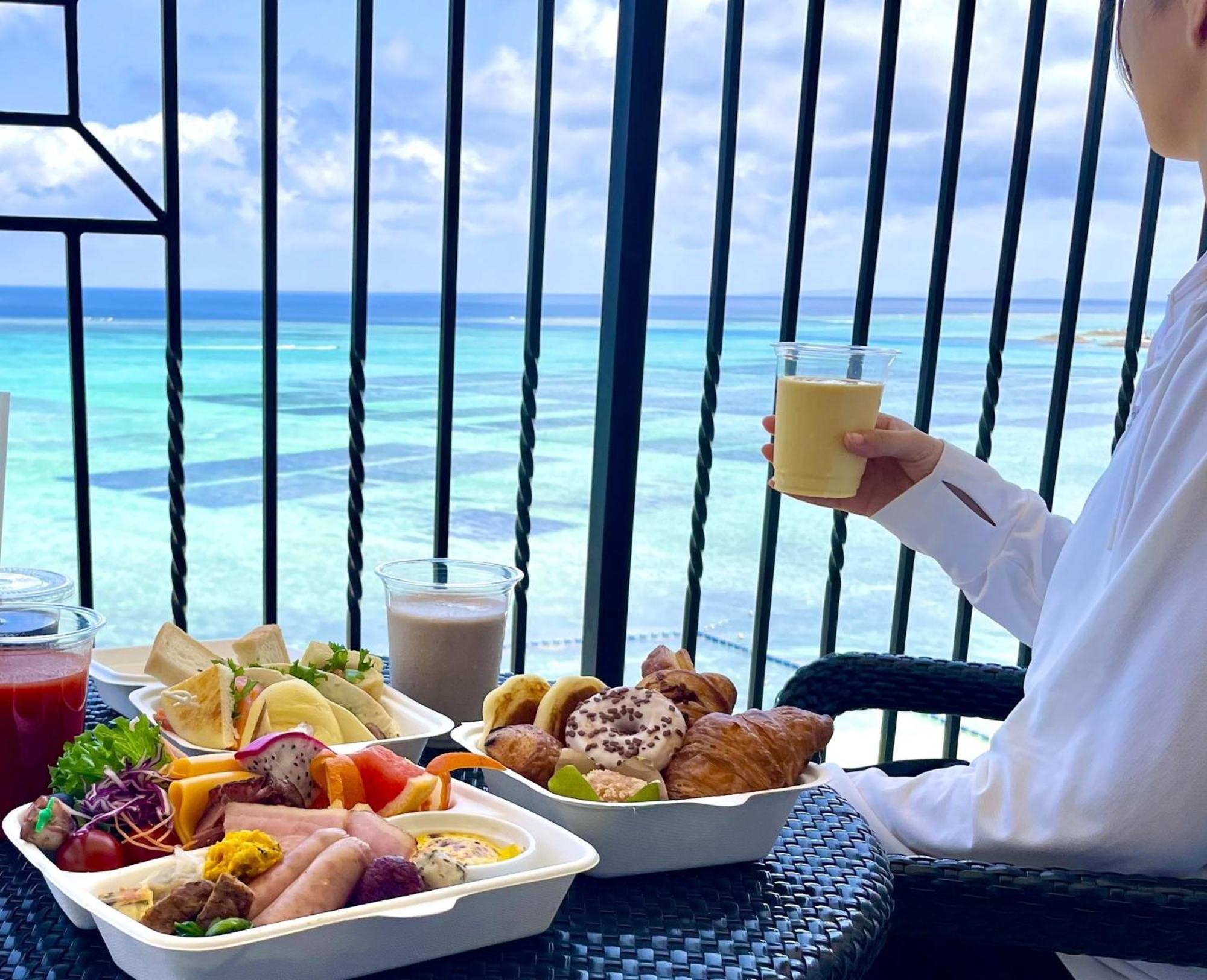 Hotel Monterey Okinawa Spa & Resort Onna Eksteriør bilde Breakfast at the hotel