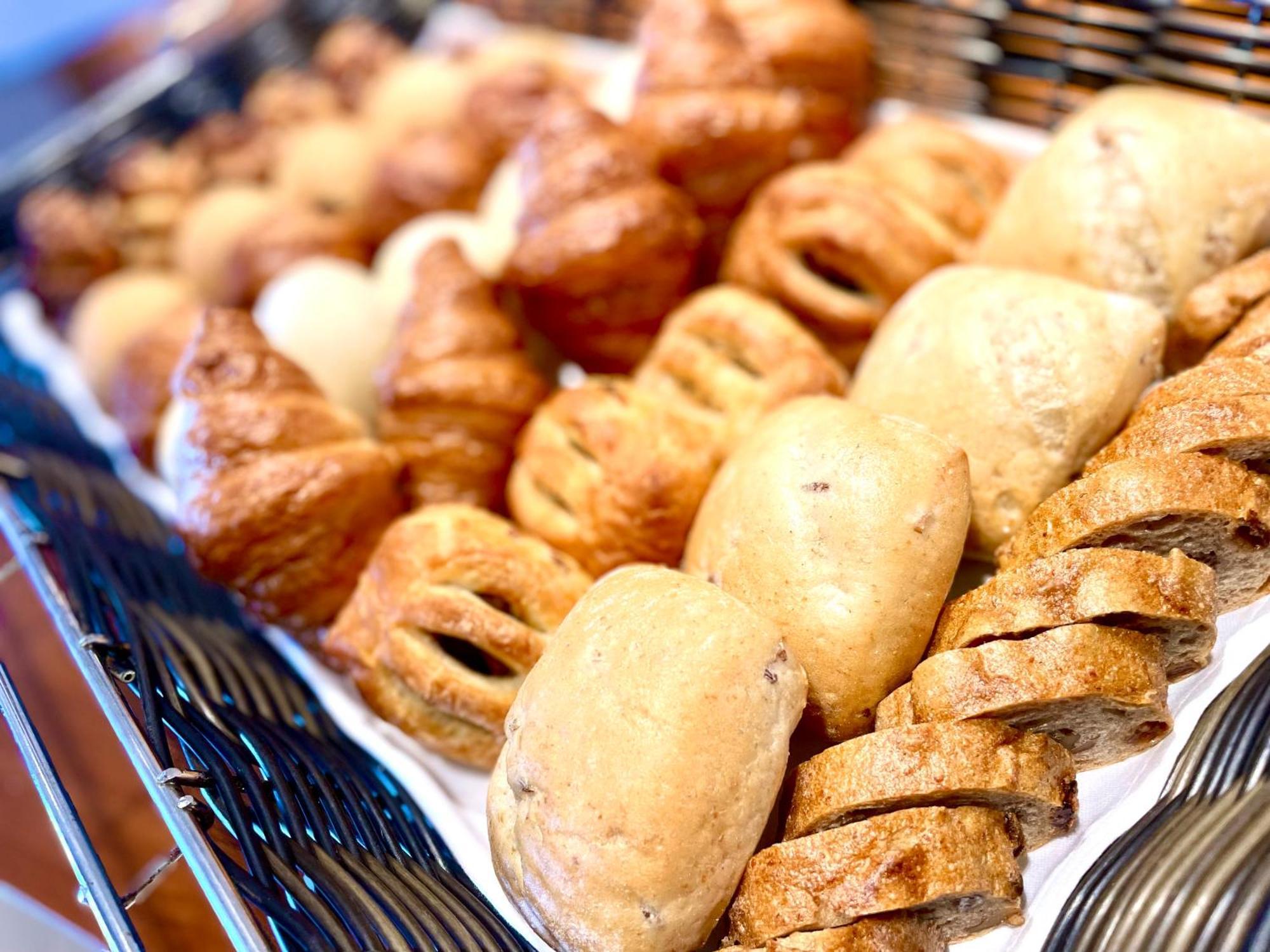 Hotel Monterey Okinawa Spa & Resort Onna Eksteriør bilde A selection of bread