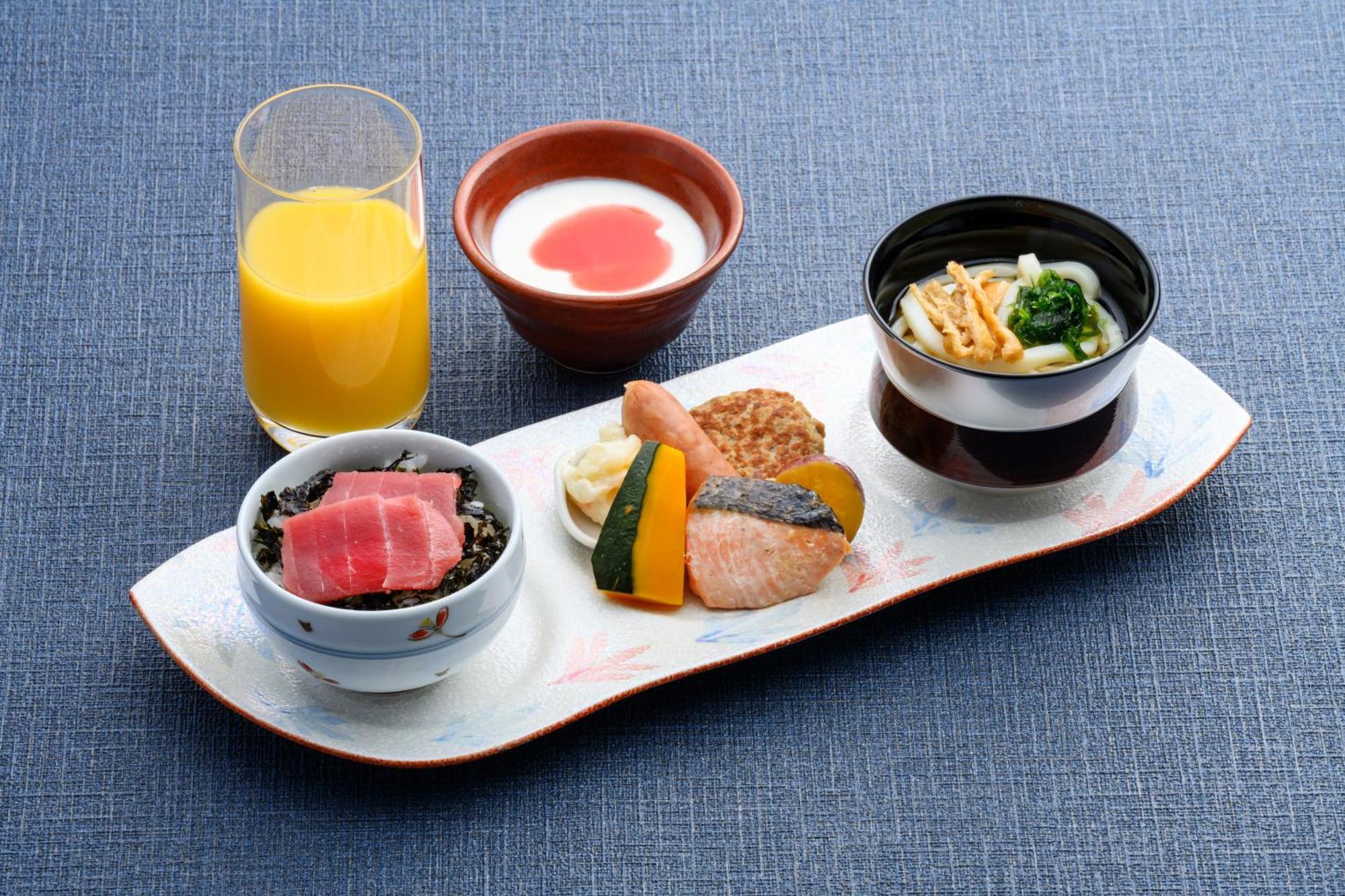 Hotel Monterey Okinawa Spa & Resort Onna Eksteriør bilde A Japanese breakfast