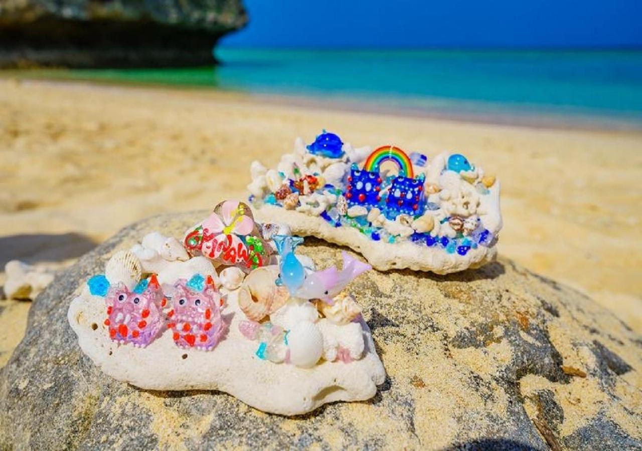 Hotel Monterey Okinawa Spa & Resort Onna Eksteriør bilde A pair of decorated shoes