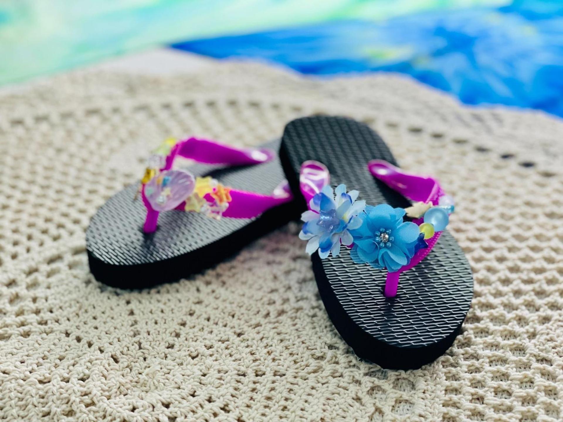 Hotel Monterey Okinawa Spa & Resort Onna Eksteriør bilde Flip-flops