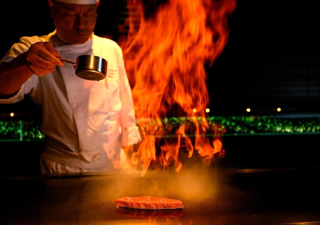 Hotel Monterey Okinawa Spa & Resort Onna Eksteriør bilde A chef cooking with the technique of flambe