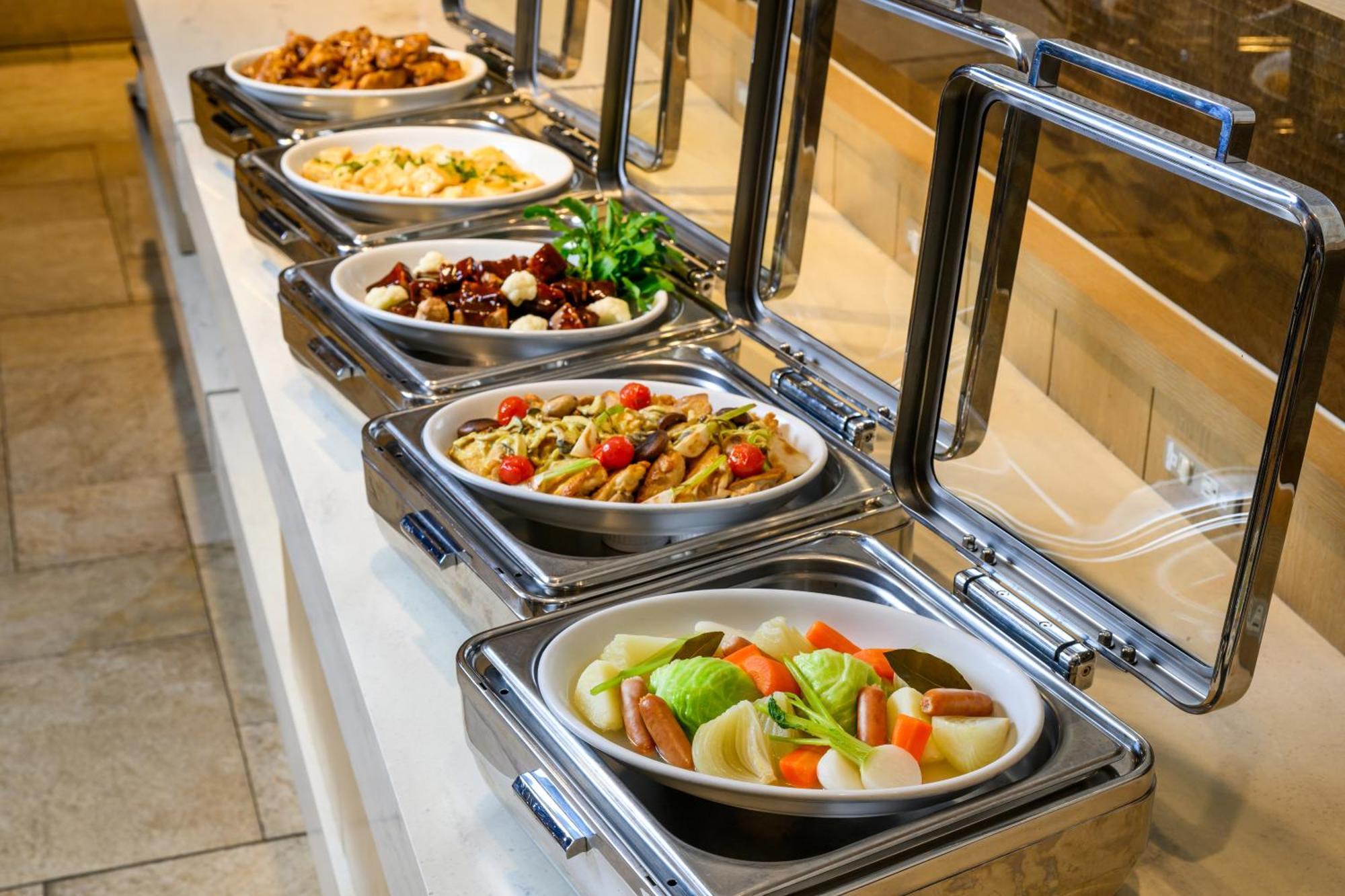 Hotel Monterey Okinawa Spa & Resort Onna Eksteriør bilde A chafing dish buffet