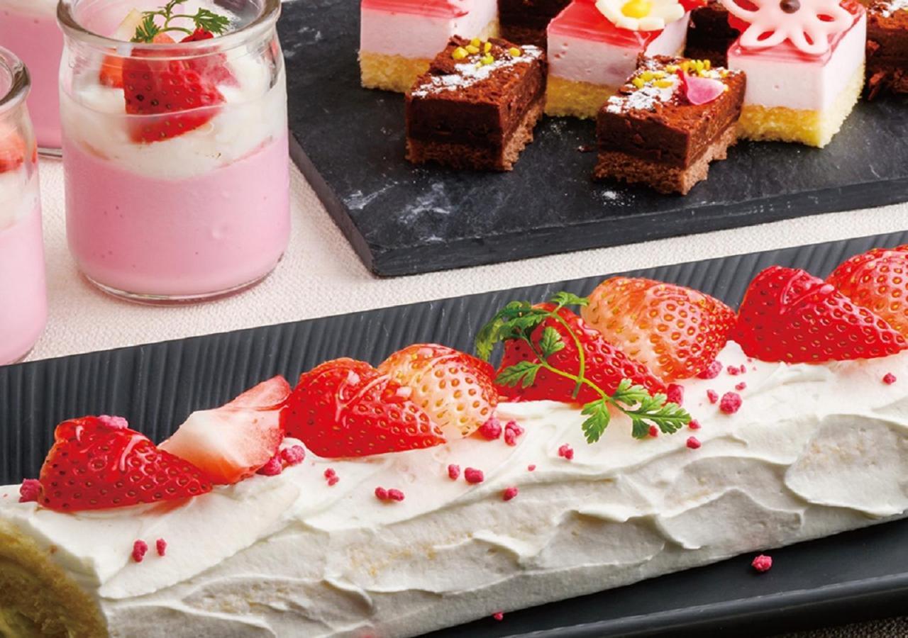 Hotel Monterey Okinawa Spa & Resort Onna Eksteriør bilde A strawberry parfait