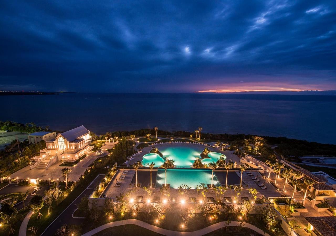 Hotel Monterey Okinawa Spa & Resort Onna Eksteriør bilde The resort at night