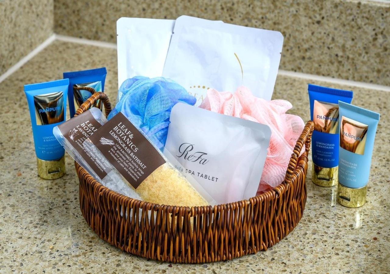 Hotel Monterey Okinawa Spa & Resort Onna Eksteriør bilde A selection of toiletries